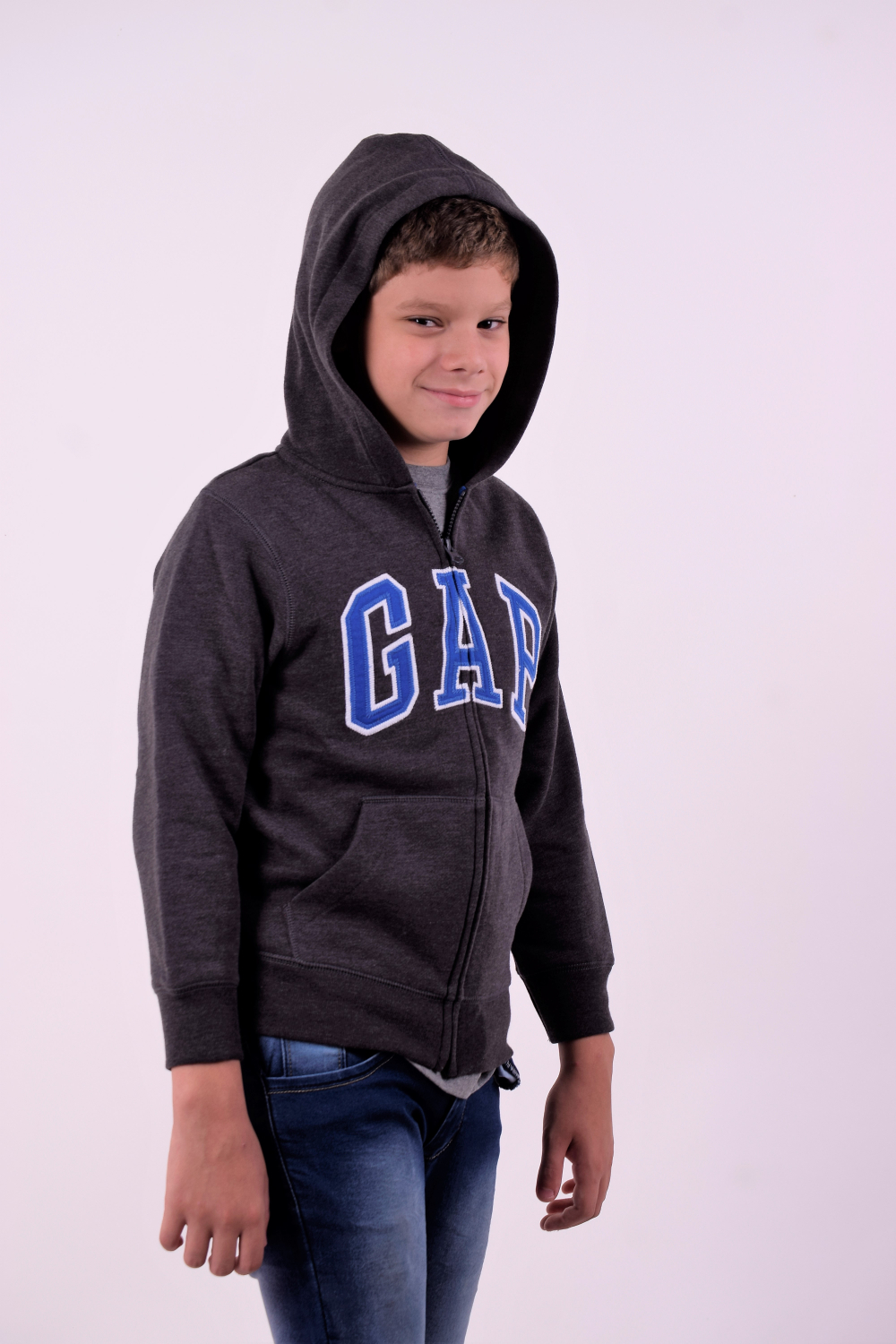 Campera GAP Niños Gris con Logo - Imagen 6