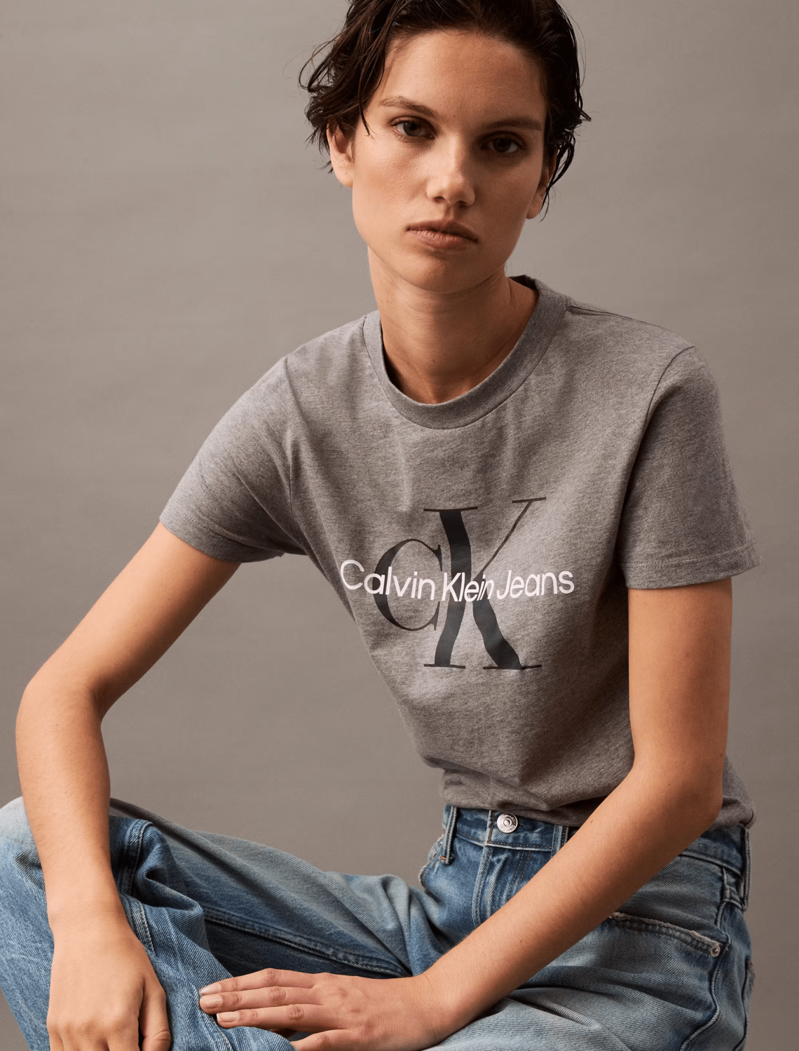 Remera Calvin Klein Jeans Mujer Monograma Gris - Imagen 3
