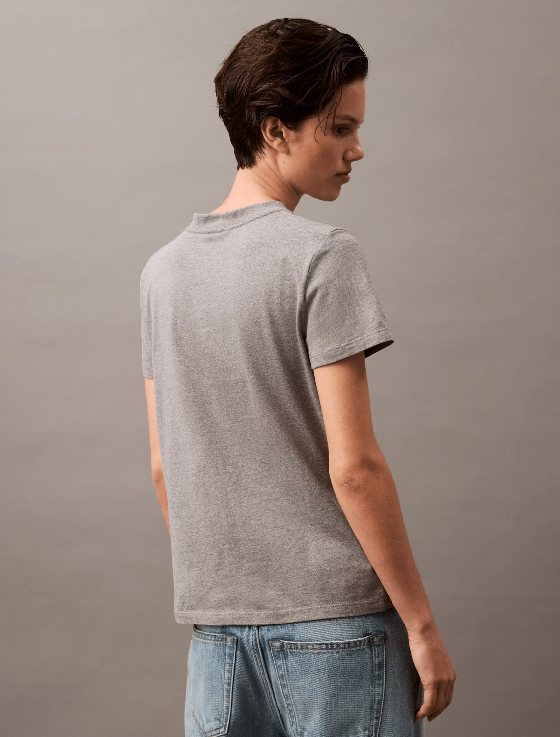 Remera Calvin Klein Jeans Mujer Monograma Gris - Imagen 7