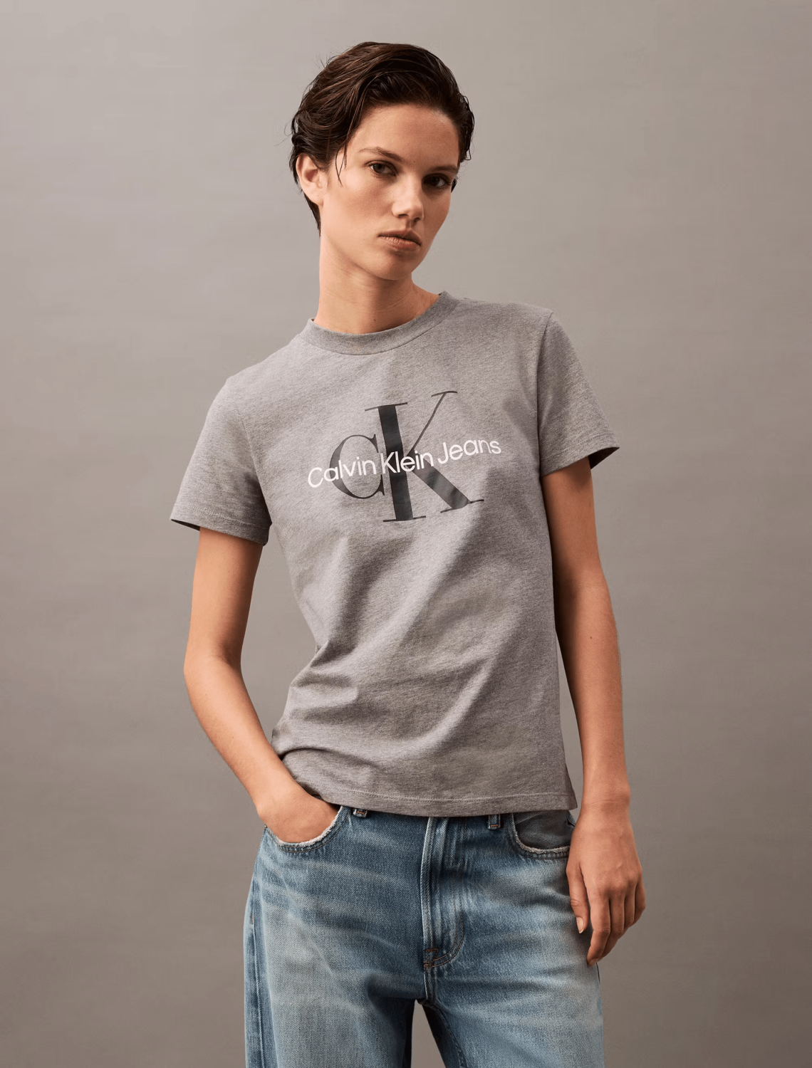Remera Calvin Klein Jeans Mujer Monograma Gris - Imagen 5