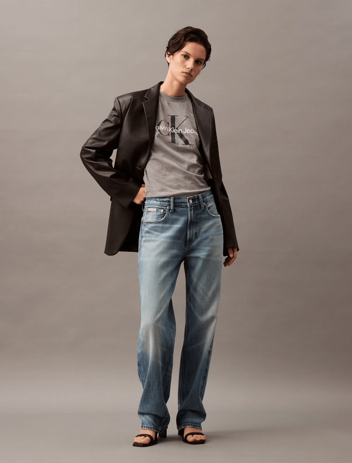 Remera Calvin Klein Jeans Mujer Monograma Gris - Imagen 4