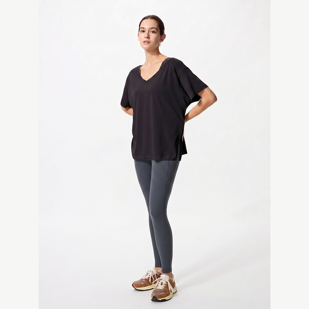 Remera Uniqlo Airism Cuello V De Mujer Holgada Negro - Imagen 4